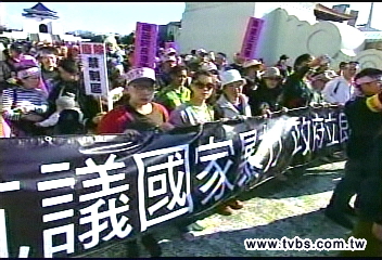 野草莓學運／抬棺諷人權已死　野莓遊行道具多