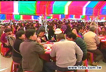 5千人吃辦桌 嚐「豬」味料理吹海風