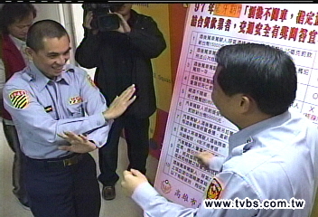宣導不酒駕! 員警結合口號創酒拳