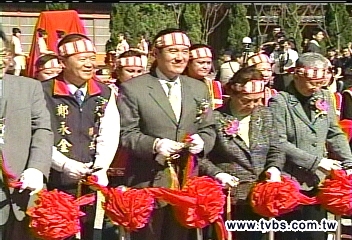 赴五峰剪綵 總統首搭專屬直升機