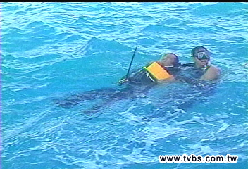 很貴耶!護3萬釣竿 釣客落海緊握