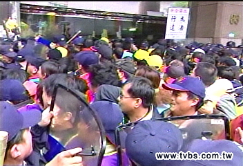 抗議無薪假 勞工包圍推擠勞委會