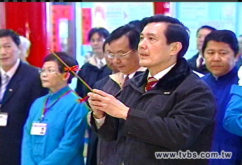 馬總統初一趕攤拜年　狀況一籮筐