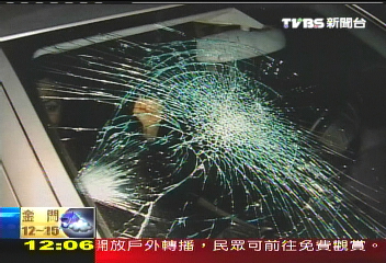 外使車擦撞重機 騎士怒踹車閃人