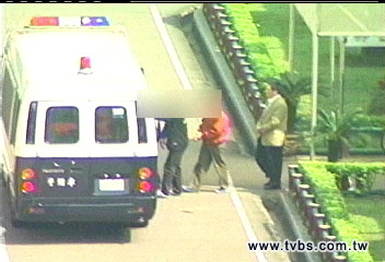 王令麟搭囚車赴北院 開更裁庭