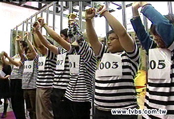 徵失業者扮囚犯 傢俱展噱頭惹議