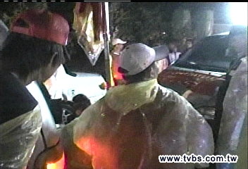 媽祖遶境/遶境意外 車隊疑暴衝、老婦跌梯