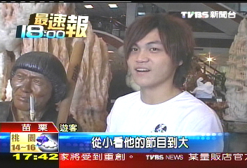 本尊分身比一比！　豬哥亮木雕亮相