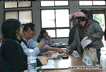 金門發酒券 民眾領完立刻兌現