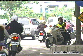 「頭盔式」攝影機　警騎車邊抓違規
