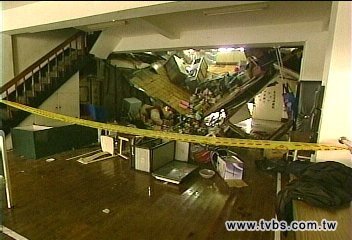 空手道館2樓地板塌陷　19人送醫
