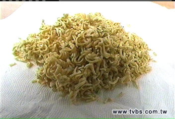 應細嚼慢嚥! 婦人乾吃泡麵噎死