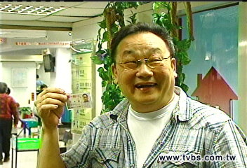 「明年復出還錢」　方正趕辦身分證