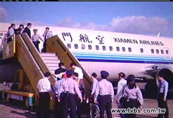 沒入台證硬闖？　37陸客原機遣返