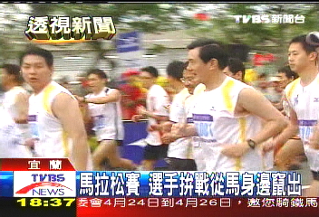 馬拉松賽 選手拚戰從馬身邊竄出