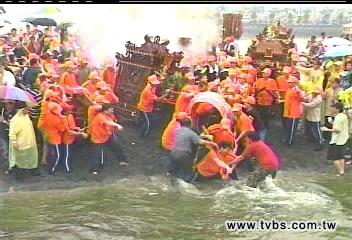 神轎衝水路熱況　民眾冒雨爭睹