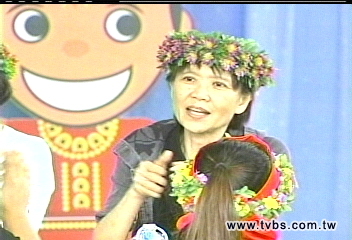 周美青、張艾嘉　探視部落學童