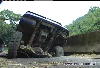 路基淘空　拼裝車連人帶車陷坑洞