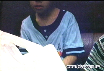 乞食麵包被貓搶 2蹺家童狂哭