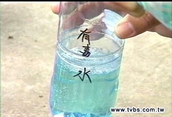 水變藍色! 民宅水塔疑遭下毒|