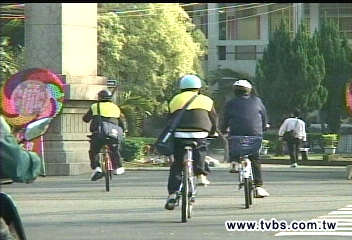 頻遲到罰錢千元 國二生不服投訴
