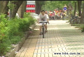 〈獨家〉公園礙觀瞻 座椅畸形單車道崎嶇