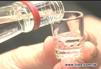 勉強拚酒 醫師:易急性酒精中毒
