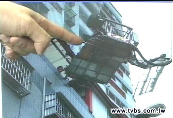 天降遺體！屋主拒進家　雲梯車載