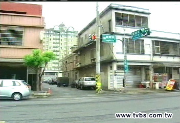 最牛電桿！矗立路中央　會車靠技術