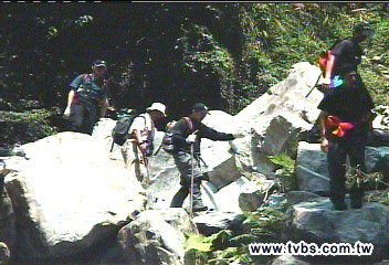 〈獨家〉奇！救登山客　消防隊迷向原地繞