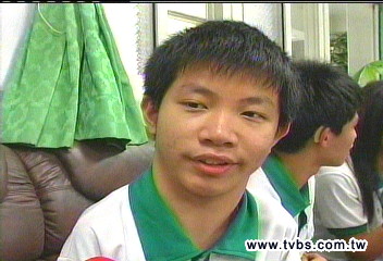用單腳夾筆寫字 身障生考上建中