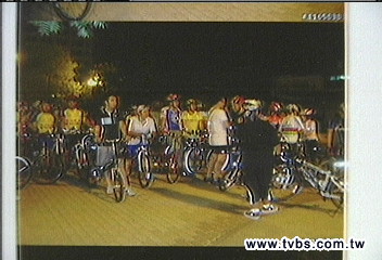 陪我夜騎！　單身女網路號召來百人