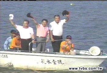 超載又站立　宜縣長搭船疑違規