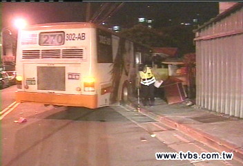 奪命公車／怎開的！公車蛇行衝撞　2女騎士枉死