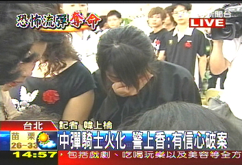 流彈奪命／中彈騎士今火化　懷孕妻崩潰痛哭