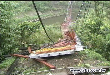 半夜驚魂！　十分老街「靜安吊橋」斷了