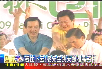 被比下去! 老先生跳天鵝湖馬笑翻