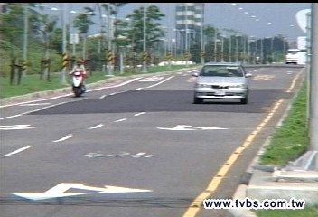 路面如波浪　車行如跳曼波舞