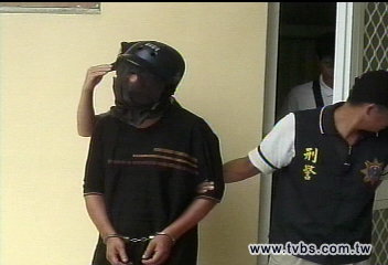 不滿酒駕被攔　煙毒犯拿刀砍2警