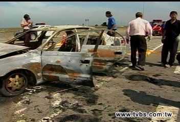 乘客縱火燒計程車 跳路邊大排溺斃