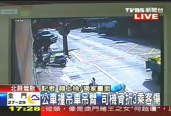 〈獨家〉公車撞吊車吊臂　司機受困3乘客傷