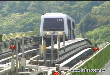 頭一遭!捷運大當機 乘客走軌道疏散