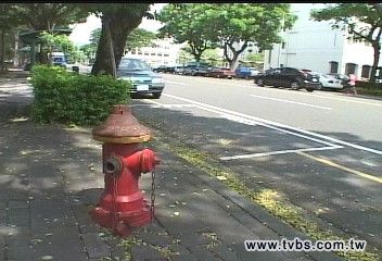 公然違法？　消防栓前設停車位還收費