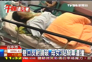 巷口反射鏡破　母女3貼騎車遭撞