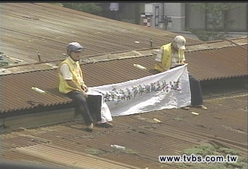 拆除溪美市場 攤商爬屋頂阻怪手