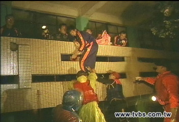 莫拉克／〈獨家〉塭豐一片汪洋　居民暗夜2樓待援