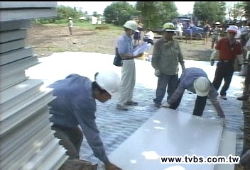 陸贈組合屋組裝　佳冬鄉長：沒說拒收