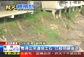 地基嚴重沖刷 美濃溪畔民宅懸空