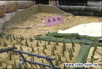 普渡比創意！　麵粉、花生模擬土石流