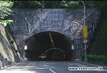 自強隧道「拉皮」　銅雕龍燈光美化